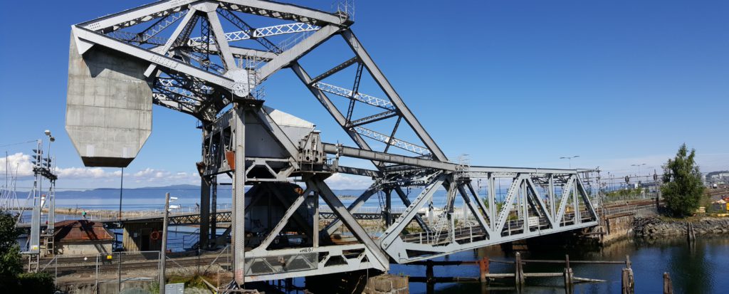 Hochfahrbare Eisenbahnbrücke am Hafen 