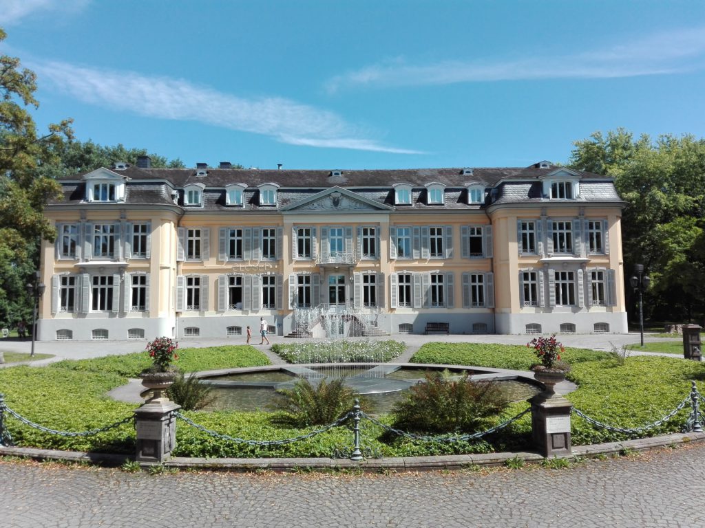 ...und irgendwie geht die Reise weiter ob mit ei.einem oder zwei oder mehr bikes . Schloss Morsbroich